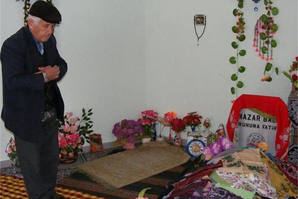 Фетхи Али се моли до гроба на девойката.
СНИМКИ: АВТОРЪТ