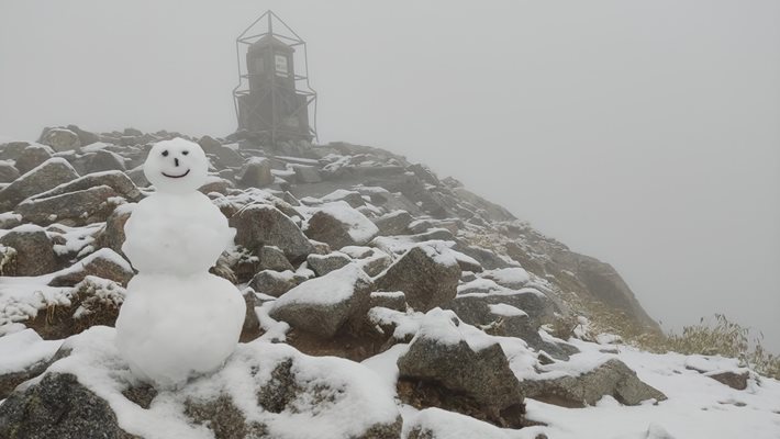 На връх Мусала си направиха снежен човек, пада трети сняг за лятото