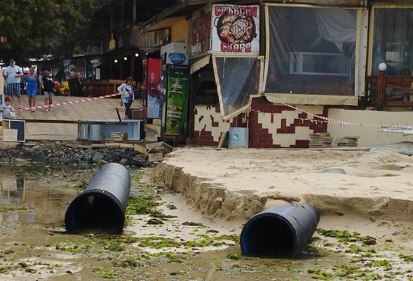 Оголените под пясъка тръби служат за отвеждане на дъждовната вода в морето, като минава под плажа. 
СНИМКА:ФЕЙСБУК