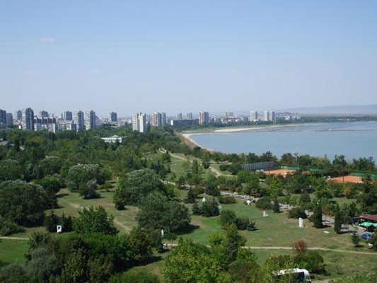 Първата хеликоптерна площадка за нуждите на спешна
 помощ в Бургас ще бъде изградена в парк “Езеро”.