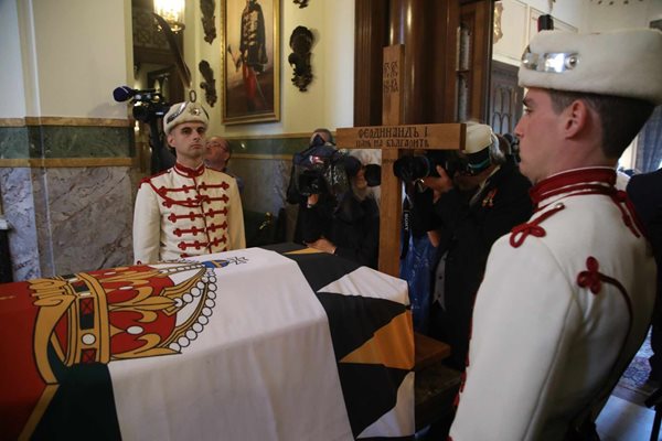 Посрещат тленните останки на цар Фердинанд I в двореца "Врана" СНИМКА: Юлиян Савчев