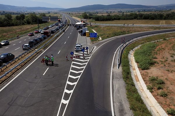 Откриване на отсечка от магистрала “Струма” при Долна Диканя, което беше преди повече от година. Еврокомисията изисква цялостно завършване на аутобана.