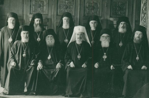 Патриах Кирил и Светият синод на православната църква, които единодушно застават срещу правителството за депортацията на българските евреи.