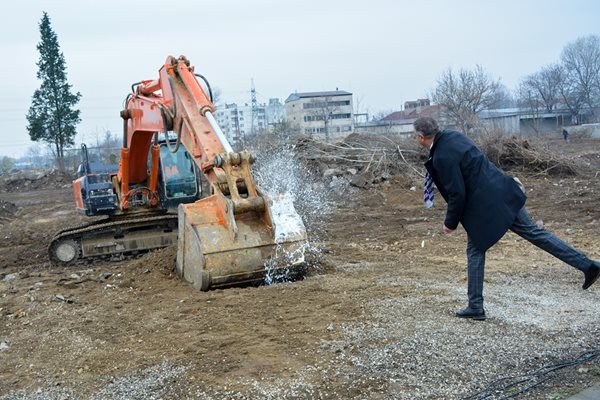 г-н Тодор Белчев разбива бутилка шампанско в кофата на багера.