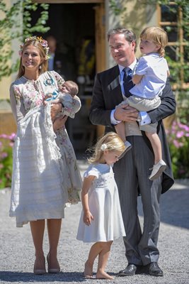 Шведската принцеса Маделин със съпруга си Кристофър О'Нийл, който се отказа от благородническа титла, за да прави бизнес, и трите им деца.
