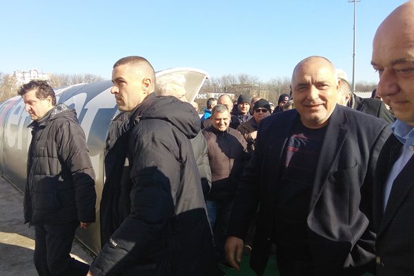 Премиерът Бойко Борисов бе във видимо добро настроение от топлото посрещане на  "Лаута". 
СНИМКИ: Митя Иванов