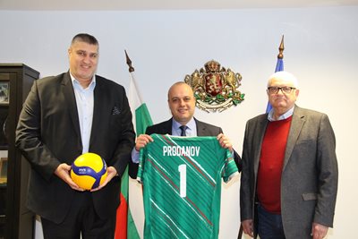 Министърът на туризма Христо Проданов разговаря с председателя на Българската федерация по волейбол Любо Ганев.
Снимка: Министерство на туризма