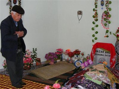 Фетхи Али се моли до гроба на девойката.
СНИМКИ: АВТОРЪТ