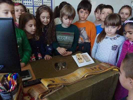 Децата на Търново ще могат да докоснат орара на Левски.

Снимка: РИМ - Велико Търново