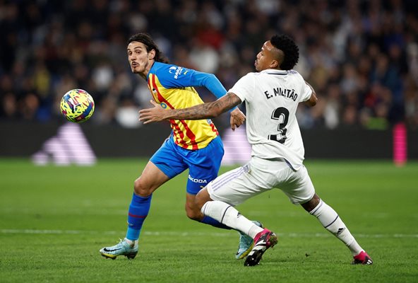 Защитникът на "Реал" Едер Милитао се опитва да спре Едисон Кавани ("Валенсия") в мач от Ла Лига. СНИМКА:РОЙТЕРС