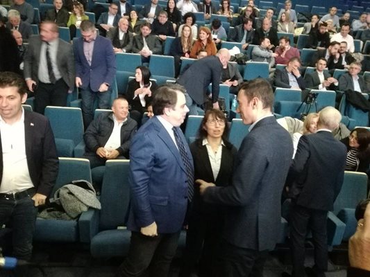 Кметът на София Васил Терзиев разговаря с министър Асен Василев. СНИМКА: Тони Маскръчка
