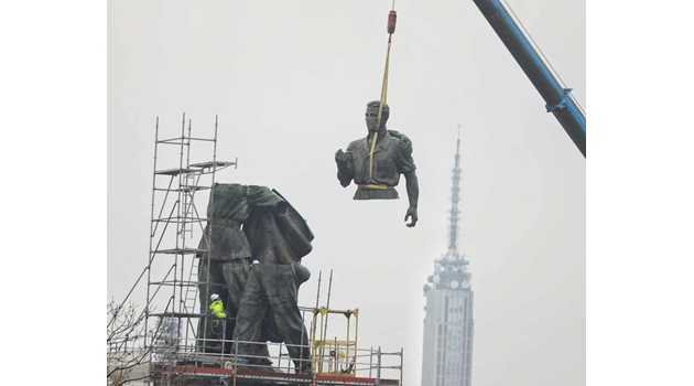 Демонтират фигурата на българския работник от Паметника на Съветската армия