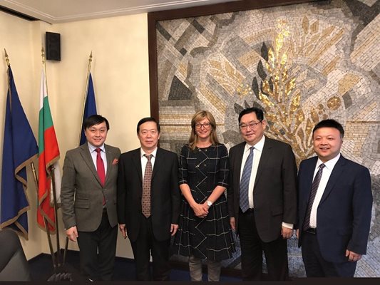 Вицепремиерът и министър на външните работи Екатерина Захариева прие днес делегация от китайската провинция Хънан  СНИМКА: МВнР