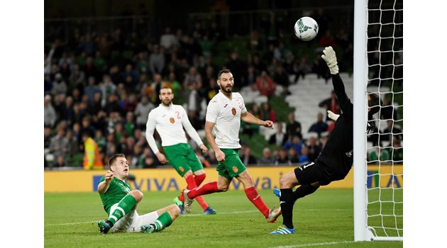 Джеймс Колинс вкарва третия гол във вратата на Христо Иванов в контролата срещу Ирландия, която загубихме безславно с 1:3.