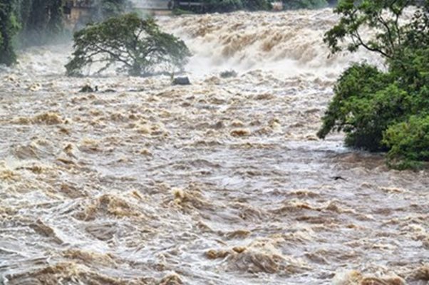 Река Чая става много буйна при проливни валежи и предизвиква наводнения.