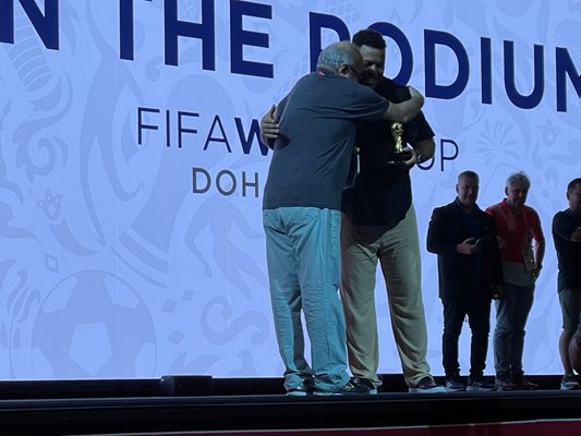 Румен Пайташев и Роналдо в прегръдка, след като популярният футболист и връчил наградата на българския журналист