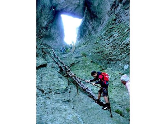Планинари са сковали стълба под Караджовия камък, но без подсигуровка е опасно да се катерите. 
