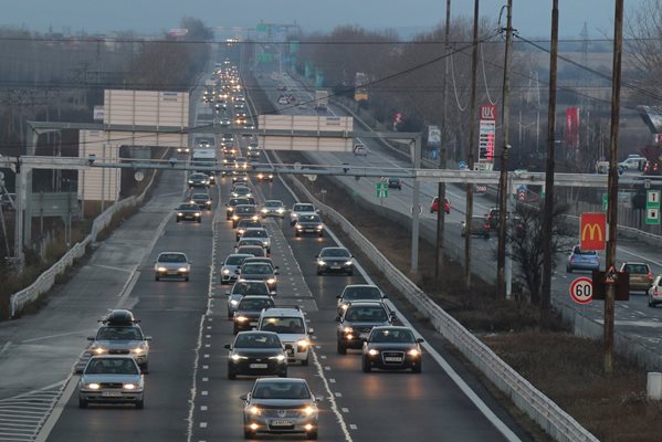 Частта от магистрала “Тракия” между столицата и Пловдив отдавна не може да поеме целия трафик.

СНИМКА: РУМЯНА ТОНЕВА