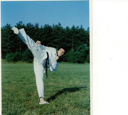 Валерий Найденов на тренировка по таекуондо в младежките си години.
СНИМКА: АРХИВ
