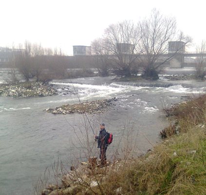 Риболовът става между мостовете в самия Пловдив