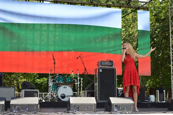Деси Добрева откри фестивала с българския химн.