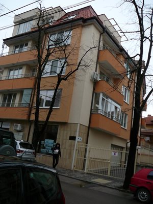В тази жилищна кооперация в центъра на Враца се намира офиса на адвокат Румяна Тодорова.