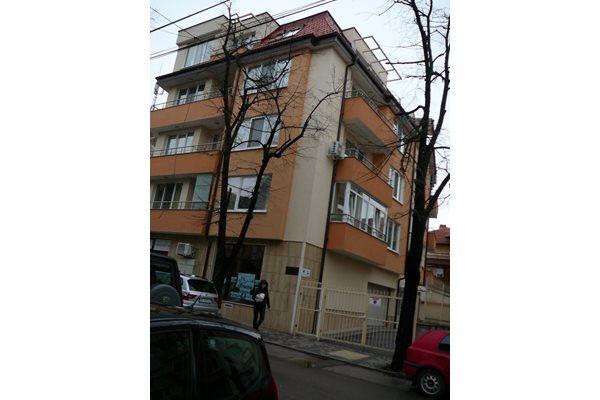 В тази жилищна кооперация в центъра на Враца се намира офиса на адвокат Румяна Тодорова.