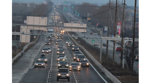В по-голямата си част скоростните пътища в България отстъпват от европейските по качеството на настилката.

СНИМКА: РУМЯНА ТОНЕВА