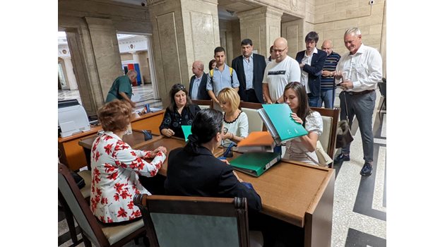 "Изправи се България" внесе 4500 подписа за регистрация с изборите, с 2000 повече от необходимото.
СНИМКИ: "Изправи се България"