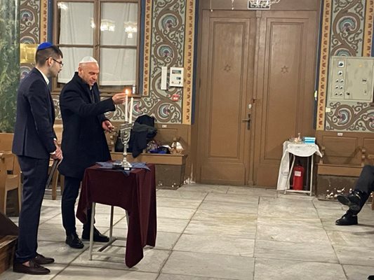 Костадин Димитров запали първата свещ на празника Ханука в Пловдив.