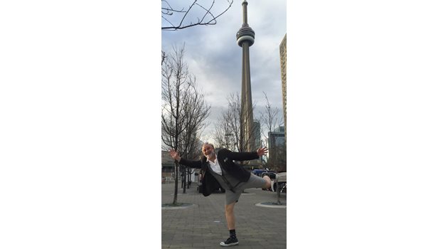 Актьорът пред телеви- зионната кула в Торонто  СНИМКИ: ФЕЙСБУК