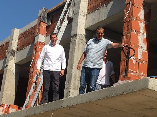 Иван Тотев /вляво/ коментира кой ще е бъдещият кмет на Пловдив.