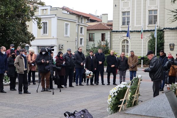 Десетки отдадоха почит на жертвите на комунизма в Пловдив.