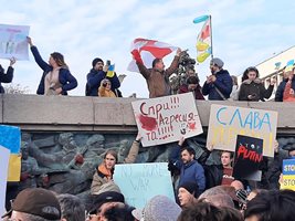 В протеста срещу войната в Украйна в Бургас се включиха и украинци и руснаци. Снимка: Авторът