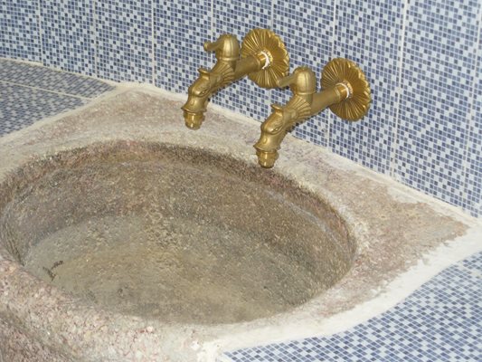 В обновената баня са монтирани имитации на някогашните кранове - един за гореща минарална вода, другият - за студена.
СНИМКА: Ваньо Стоилов