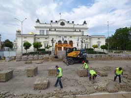 Ремонтът на паважа пред парламента все още не е приет от общината. 

СНИМКА: РУМЯНА ТОНЕВА