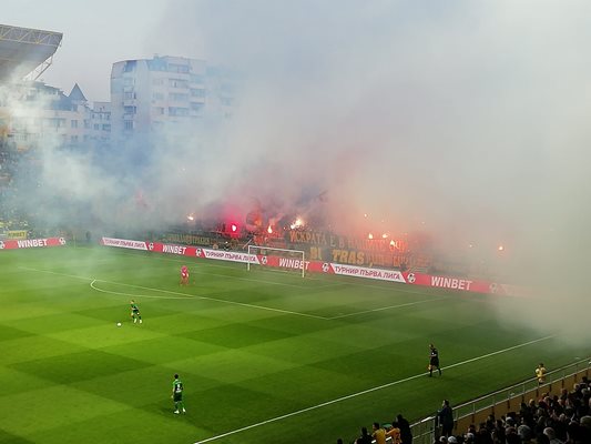 "Жълто-черните" фенове сътвориха невероятна атмосфера на Колежа.