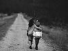 Две невръстни деца изминали 80 км сами, искали да видят майка си