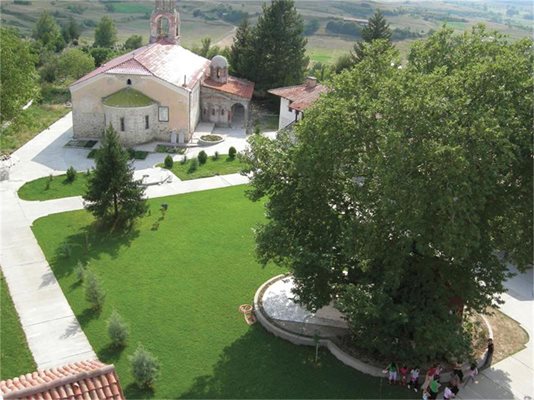 Църквата към манастира в Хаджидимово съхранява чудотворната икона на св. Георги, която лекува.
