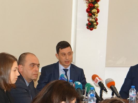 Шефът на “БДЖ Пътнически превози” Димитър Костадинов (вдясно) обяснява какво е променено в зимното разписание на влаковете.