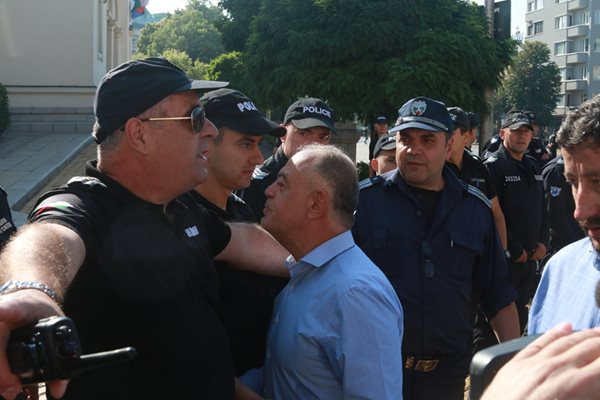 Десетки протестираха срещу решението на парламента  за Белене - Фотогалерия