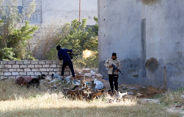 В южните квартали и предградия на либийската столица боевете се водят за всяка къща и улица.