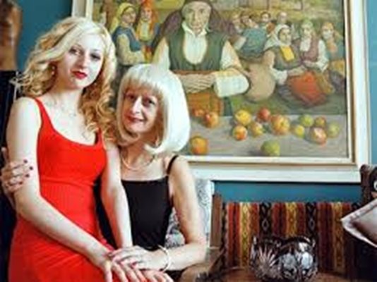 Василия с майка си Явора пред прочута картина на Васил Стоилов в дома им до Докторската градина.