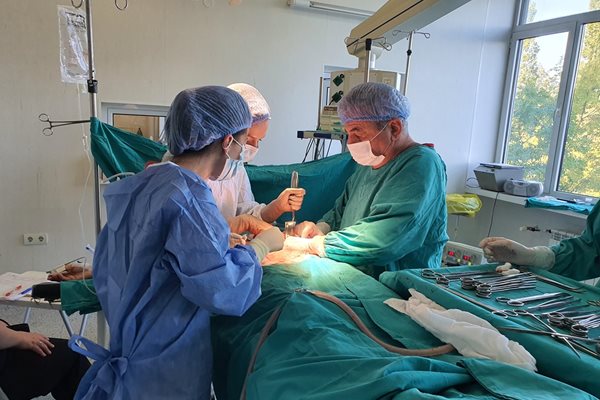 Д-р Наталия Петракиева и доц. Божидар Славчев по време на сложната операция.