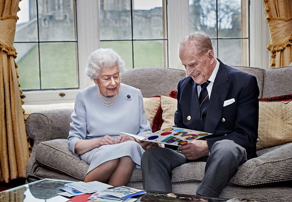 Последната официална снимка на Елизабет II и съпругът и? е направена в двореца Уиндзор за 73-ата годишнина от брака им.
СНИМКА: РОЙТЕРС