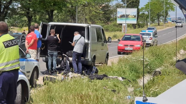 Бусът, в който са били натъпкани мигрантите.