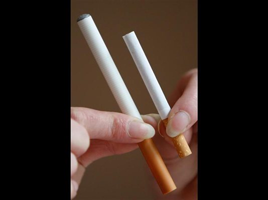 Сравнение между електронна цигара и истинската й посестрима. Външно те се различават главно по големината си.
СНИМКА: РОЙТЕРС
