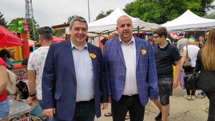 Кметът Добромир Добрев и председателя на Общинския съвет Даниел Костадинов разгледаха щандовете на кулинари и занаятчии