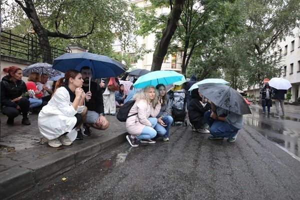 Десетки хора се събраха на протест пред сградата на МВР
СНИМКА: Николай Литов