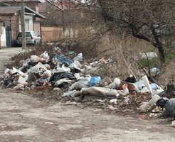 Улица "Градина" в село Крумово е засипана с отпадъци. Това принуди местната управа да закупи камери и да ги раздаде на хората в близките къщи, за да следят за нарушители.
